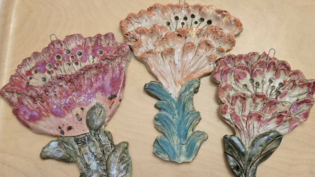 Ceramic wall flowers by Murkula