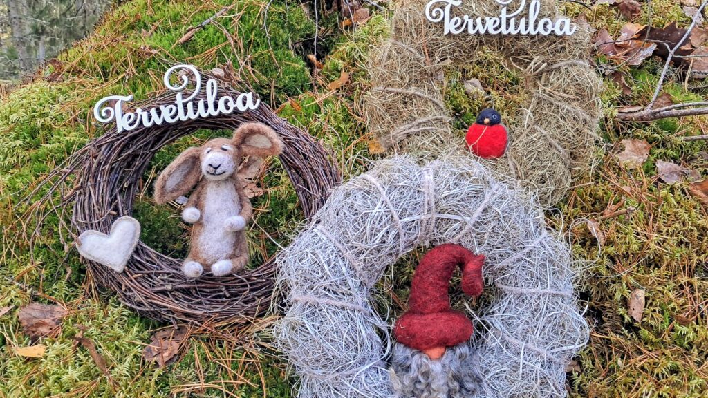 Christmas wreaths with felt decorations